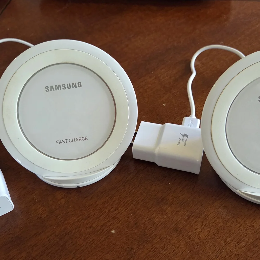 Like New Samsung Qi Certified Fast Charge Wireless Charging Pad + Stand.